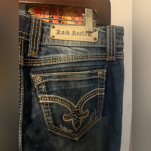 ROCK REVIVAL Jeans size 28! Bedazzled on the back pockets✨. Super cute Y2K! - Picture 3 of 7